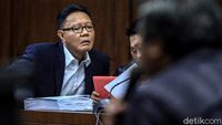 Ekspresi Nyoman Dhamantra di Sidang Suap Impor Bawang Putih