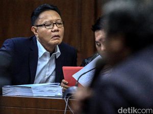 Ekspresi Nyoman Dhamantra di Sidang Suap Impor Bawang Putih Ekspresi Nyoman Dhamantra di Sidang Suap Impor Bawang Putih