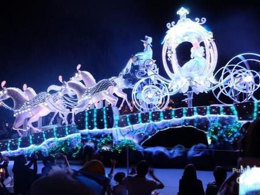 Malam yang Gemerlap di Disneyland Tokyo