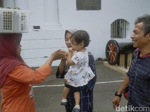 Saat Zikria Dzatil Sapa Penjual Buah dan Salami Polisi yang Berjaga Saat Zikria Dzatil Sapa Penjual Buah dan Salami Polisi yang Berjaga