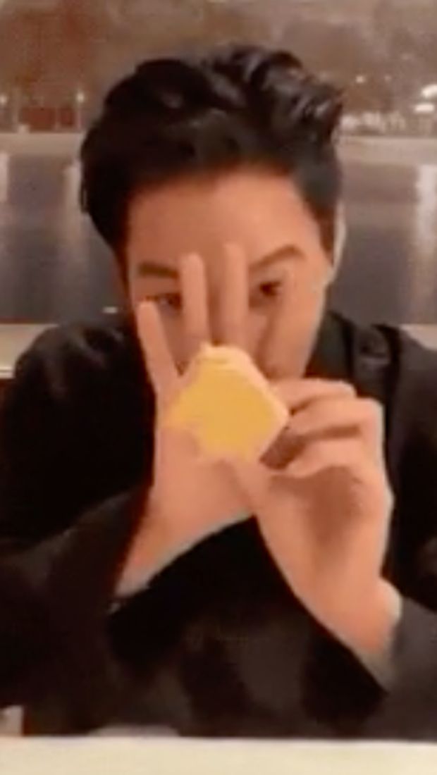 Gaya Kai EXO Seolah 'Komentator' Makanan Dipuji Terlalu Menggemaskan