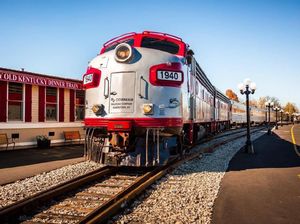 Naik Kereta Vintage 1940-an Sambil Santap Hidangan Lezat, Mau?
