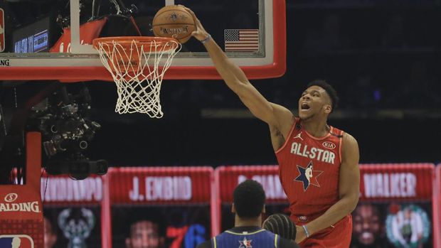 Giannis Antetokounmpo melakukan slam dunk. (