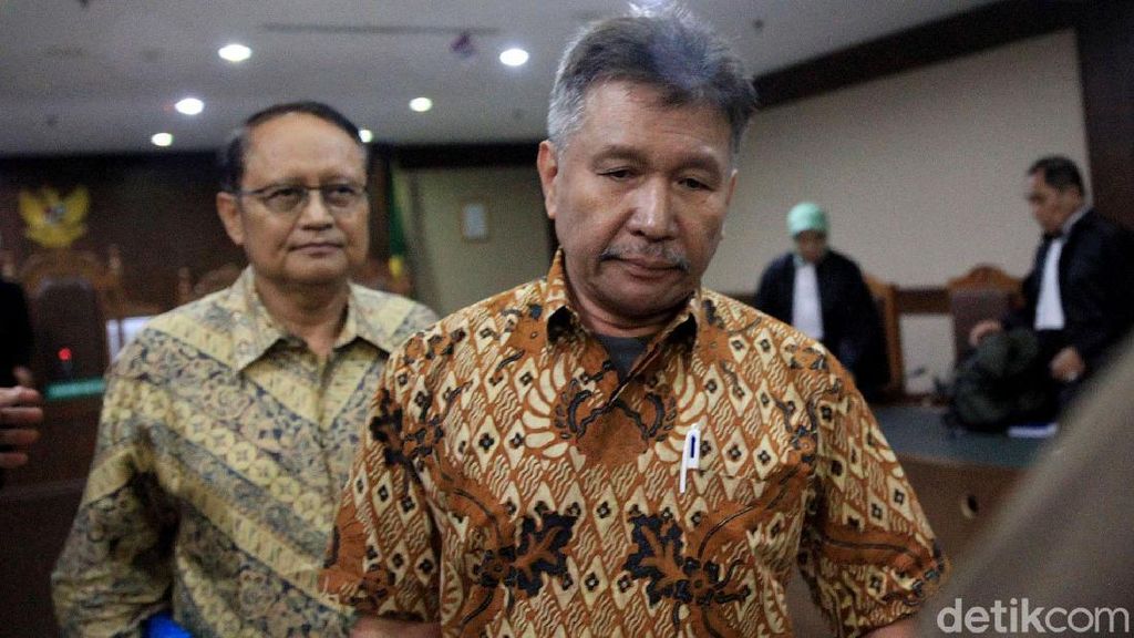 Didakwa Rugikan Negara Rp 35 T, Eks Bos BP Migas Tertunduk Lesu Didakwa Rugikan Negara Rp 35 T, Eks Bos BP Migas Tertunduk Lesu