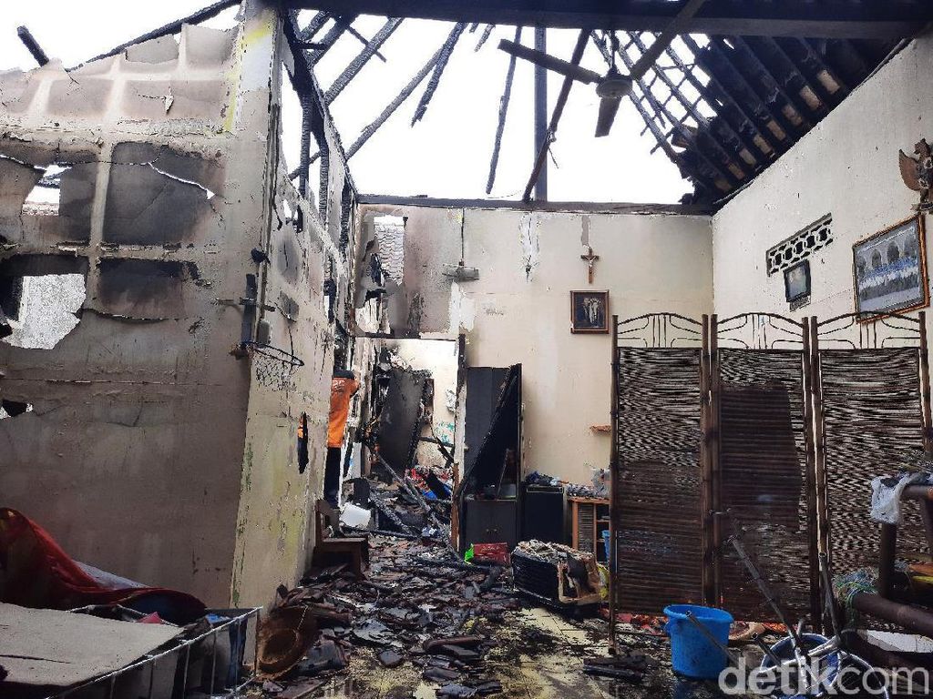 Satu Rumah Ludes Terbakar di Kawasan Pasar Cebongan Sleman Satu Rumah Ludes Terbakar di Kawasan Pasar Cebongan Sleman