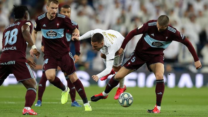 eden hazard real madrid vs celta vigo liga spanyol laliga MADRID, SPAIN - FEBRUARY 16: Eden Hazard of Real Madrid is tackled by Okay Yokuslu of Celta Vigo during the La Liga match between Real Madrid CF and RC Celta de Vigo at Estadio Santiago Bernabeu on February 16, 2020 in Madrid, Spain. (Photo by Angel Martinez/Getty Images)