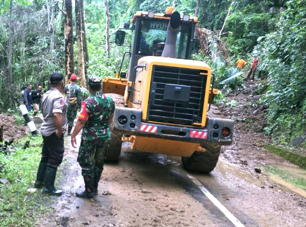 Tanah Longsor Disingkirkan, Jalur Geopark Masih Berbahaya Dilintasi Tanah Longsor Disingkirkan, Jalur Geopark Masih Berbahaya Dilintasi