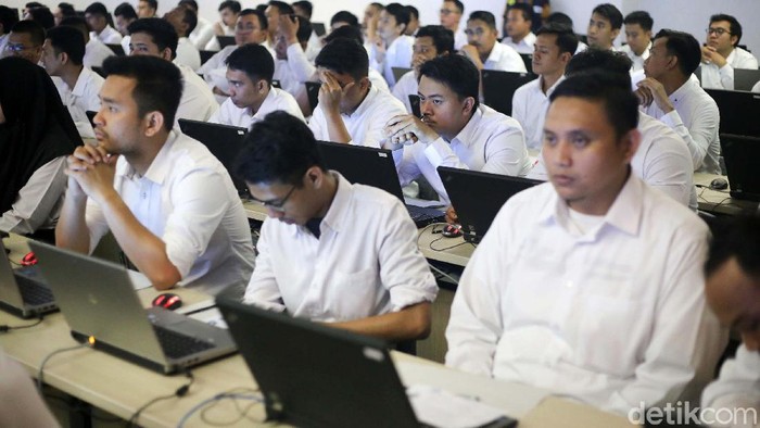 Para calon PNS mengikuti Seleksi Kompetensi Dasar (SKD) berbasis Computer Assisted Test (CAT) di Kantor Wali Kota Jaksel. Ada ribuan peserta yang mengikuti tes ini.