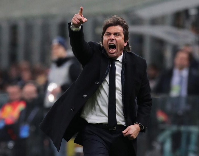 MILAN, ITALY - FEBRUARY 12:  FC Internazionale coach Antonio Conte shouts to his players during the Coppa Italia Semi Final match between FC Internazionale and SSC Napoli at Stadio Giuseppe Meazza on February 12, 2020 in Milan, Italy.  (Photo by Emilio Andreoli/Getty Images)