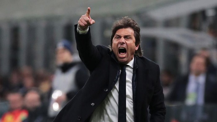 MILAN, ITALY - FEBRUARY 12:  FC Internazionale coach Antonio Conte shouts to his players during the Coppa Italia Semi Final match between FC Internazionale and SSC Napoli at Stadio Giuseppe Meazza on February 12, 2020 in Milan, Italy.  (Photo by Emilio Andreoli/Getty Images)