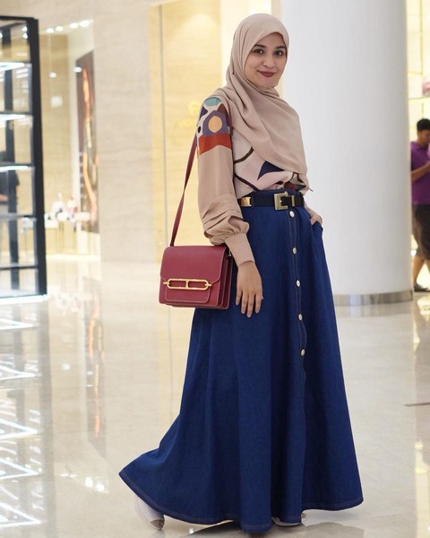 5 Inspirasi Busana Warna  Navy  yang Elegan ala Shireen Sungkar