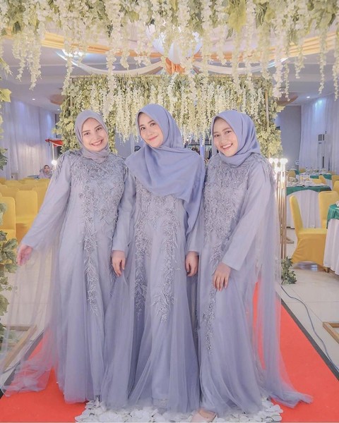 7 Inspirasi Gaun Muslimah Warna Silver untuk Kondangan 