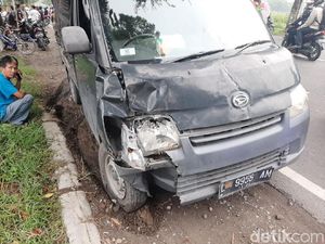 Pikap Tabrak 3 Bikers di Jalan Nasional Jombang, Satu Tewas, Tiga Luka Pikap Tabrak 3 Bikers di Jalan Nasional Jombang, Satu Tewas, Tiga Luka