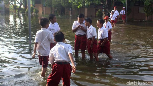 Bikin Miris! Sudah Sebulan SD di Sidoarjo Terendam Banjir