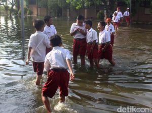 Bikin Miris! Sudah Sebulan SD di Sidoarjo Terendam Banjir