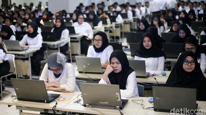 Ribuan CPNS DKI Ikuti Tes Seleksi Kompetensi Dasar Para calon PNS mengikuti Seleksi Kompetensi Dasar (SKD) berbasis Computer Assisted Test (CAT) di Kantor Wali Kota Jaksel. Ada ribuan peserta yang mengikuti tes ini.