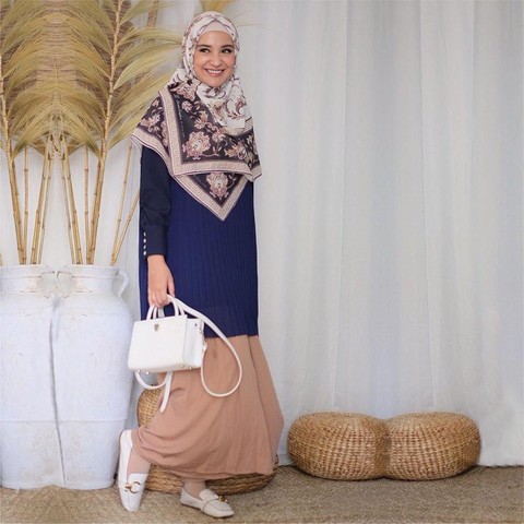 5 Inspirasi Busana Warna Navy Yang Elegan Ala Shireen Sungkar