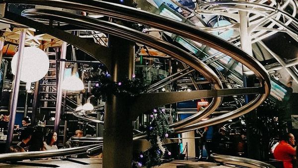 Keren! Restoran Ini Sajikan Makanan Lewat Jalur Roller Coaster