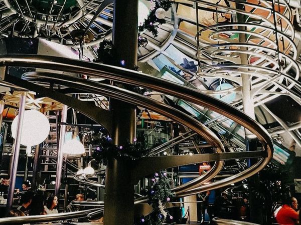 Keren! Restoran Ini Sajikan Makanan Lewat Jalur Roller Coaster