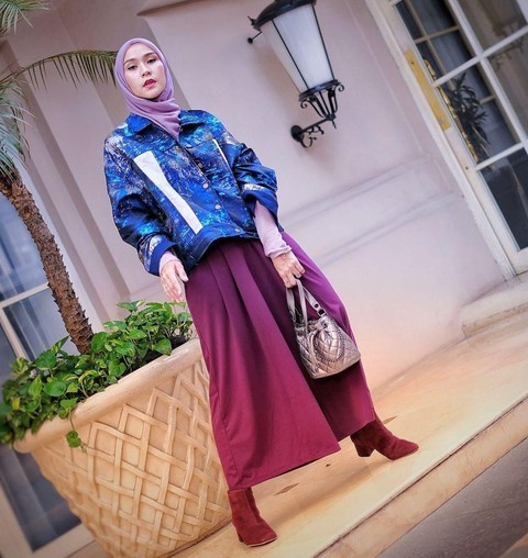 Tampil Lebih Cerah Ini Inspirasi Outfit Colorful untuk Hijabers