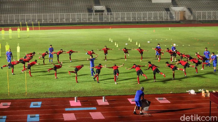 Timnas Indonesia melakukan sesi latihan ketiga di Lapangan Madya, Jakarta, Senin (17/2/2020). Latihan dipimpin langsung oleh Shin Tae Yong.
