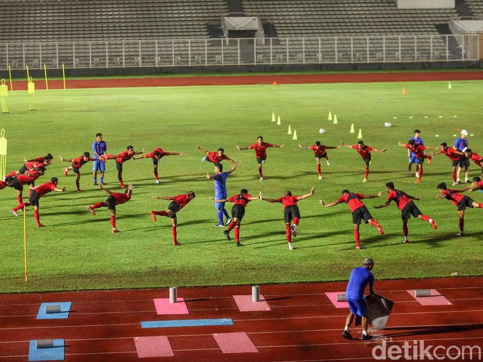Timnas Indonesia melakukan sesi latihan ketiga di Lapangan Madya, Jakarta, Senin (17/2/2020). Latihan dipimpin langsung oleh Shin Tae Yong.