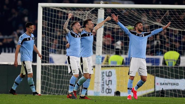 Lazio ROME, ITALY - FEBRUARY 16: SS Lazio players celebrate the victory after the Serie A match between SS Lazio and FC Internazionale at Stadio Olimpico on February 16, 2020 in Rome, Italy. (Photo by Paolo Bruno/Getty Images)