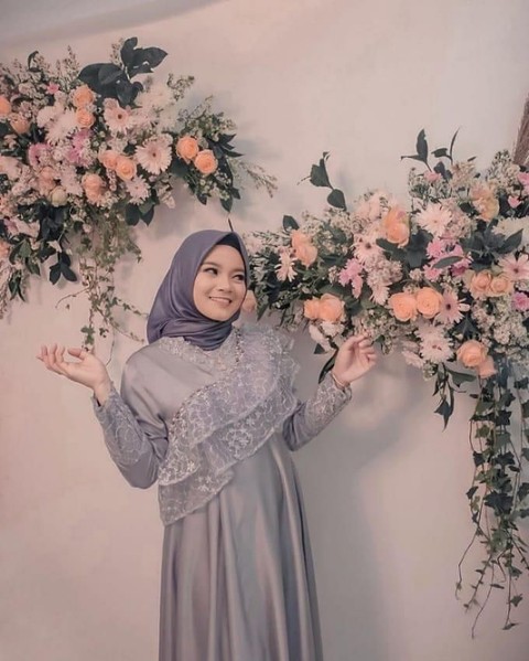 7 Inspirasi Gaun Muslimah Warna  Silver  untuk Kondangan 