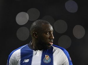 Video Pemain Porto Dilempar Kursi dan Jadi Korban Rasisme Video Pemain Porto Dilempar Kursi dan Jadi Korban Rasisme
