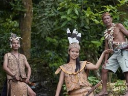 Ritual dari Dayak Ini Diakhiri dengan Mandi Bara Api