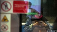 Cegah Virus Corona, Penumpang MRT Pakai Masker