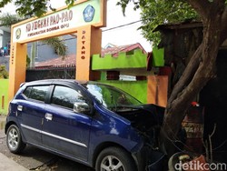 Mobil Tabrak Pohon Depan SD di Gowa, Siswa Geger Berhamburan Keluar Kelas
