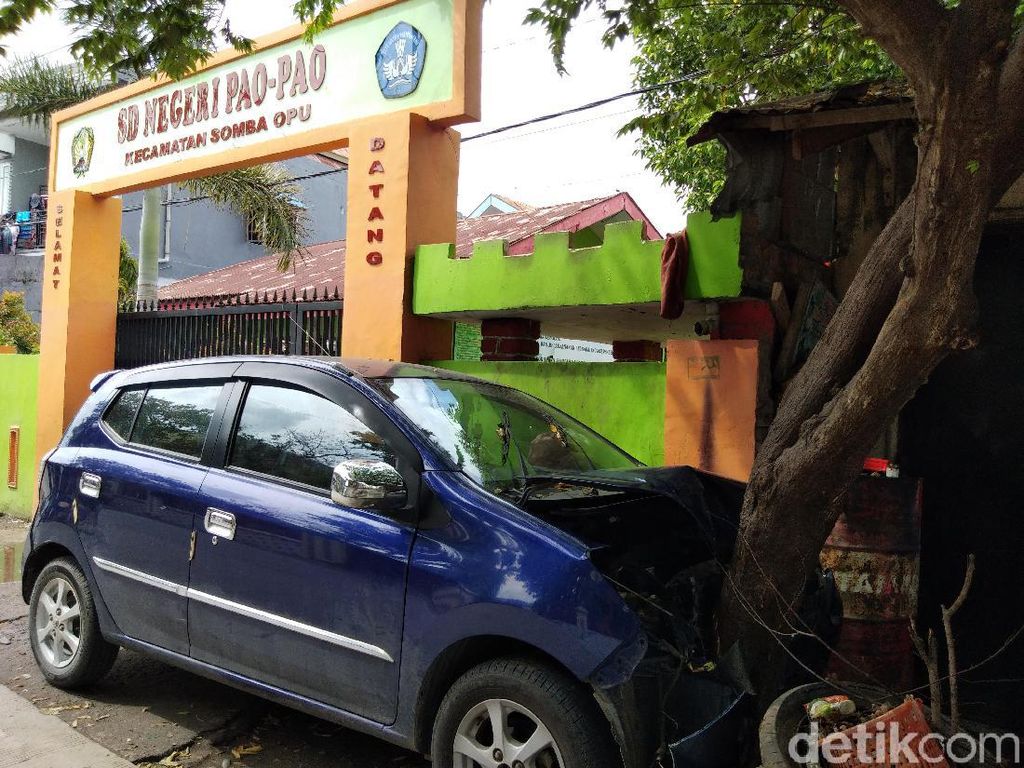 Mobil Tabrak Pohon Depan SD di Gowa, Siswa Geger Berhamburan Keluar Kelas Mobil Tabrak Pohon Depan SD di Gowa, Siswa Geger Berhamburan Keluar Kelas