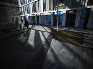 Jatuh Bangun Ekonomi China di Tengah Wabah Corona Jatuh Bangun Ekonomi China di Tengah Wabah Corona