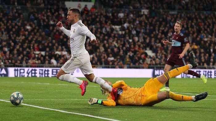 Hazard vs Celta Vigo MADRID, SPAIN - FEBRUARY 16: Rubén Blanco of Celta Vigo brings down Eden Hazard of Real Madrid resulting in a penalty during the La Liga match between Real Madrid CF and RC Celta de Vigo at Estadio Santiago Bernabeu on February 16, 2020 in Madrid, Spain. (Photo by Angel Martinez/Getty Images)