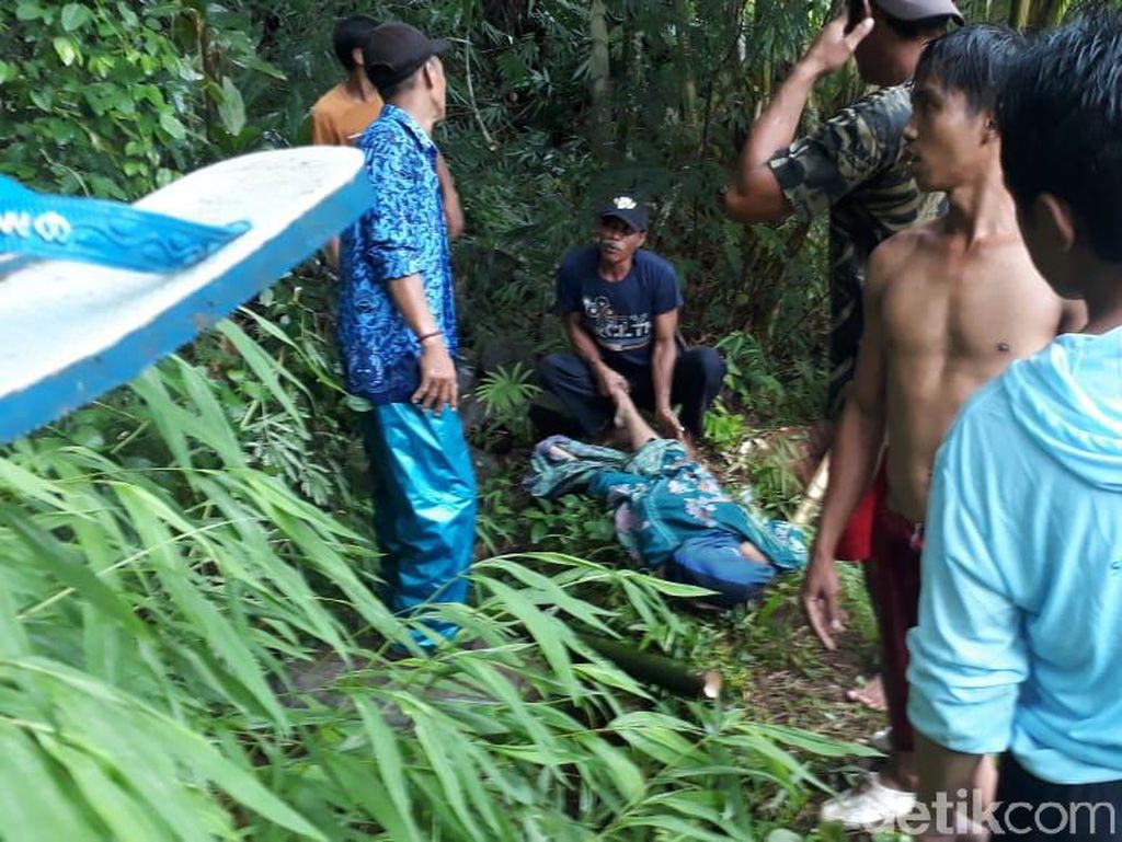Warga Garut Tewas Terseret Banjir Saat Seberangi Sungai Ciawi Warga Garut Tewas Terseret Banjir Saat Seberangi Sungai Ciawi