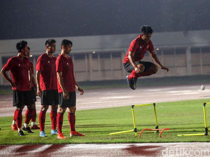 Timnas Indonesia melakukan sesi latihan ketiga di Lapangan Madya, Jakarta, Senin (17/2/2020). Latihan dipimpin langsung oleh Shin Tae Yong.