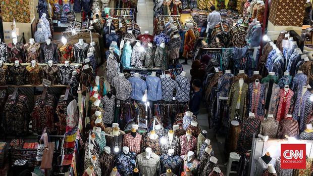 Bagi penggemar batik yang tak punya waktu berbelanja batik di tempat aslinya, sentra batik di Thamrin City menjadi solusinya. CNNIndonesia/Safir Makki