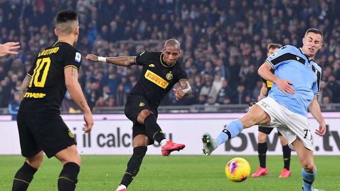 Inter Milans English midfielder Ashley Young (C) shoots to open the scoring during the Italian Serie A football match Lazio Rome vs Inter Milan on February 16, 2020 at the Olympic stadium in Rome. (Photo by Andreas SOLARO / AFP)