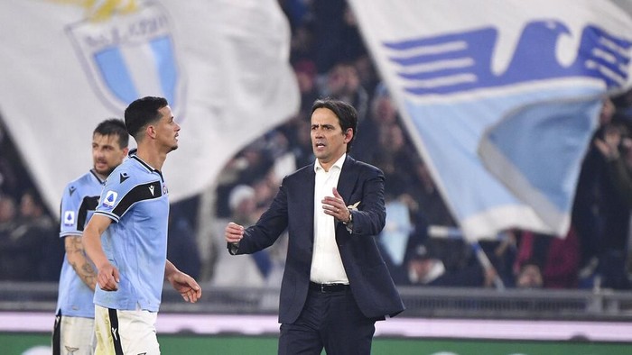 Lazio’s head coach Simone Inzaghi, right, celebrates with his teammates their teams 2-1 victory at the end of the Serie A soccer match between Lazio and inter Milan, at Romes Olympic stadium, Sunday, Feb. 16, 2020. (Alfredo Falcone/LaPresse via AP)