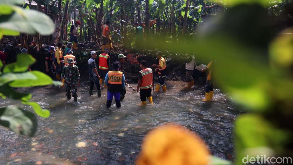 DPU Kota Bandung Bangun Tanggul Sementara Cegah Banjir