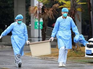 Nggak Biasa! Pria Cuci Uang Pakai Sabun Demi Cegah Virus Corona