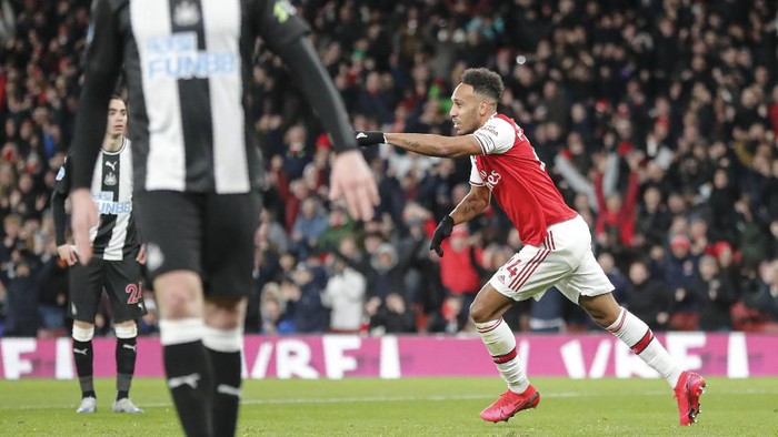 Arsenals Pierre-Emerick Aubameyang celebrates after scoring his sides first goal during the English Premier League soccer match between Arsenal and Newcastle at the Emirates Stadium in London, Sunday, Feb. 16, 2020.(AP Photo/Frank Augstein)