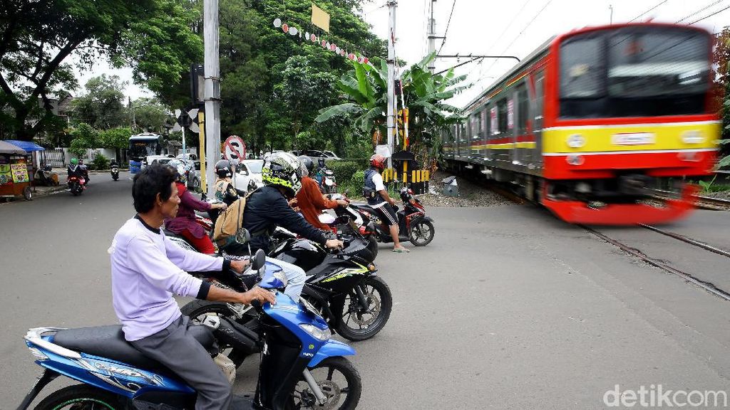 Palang Pintu KA Rusak Ancam Keselamatan Pengendara Palang Pintu KA Rusak Ancam Keselamatan Pengendara