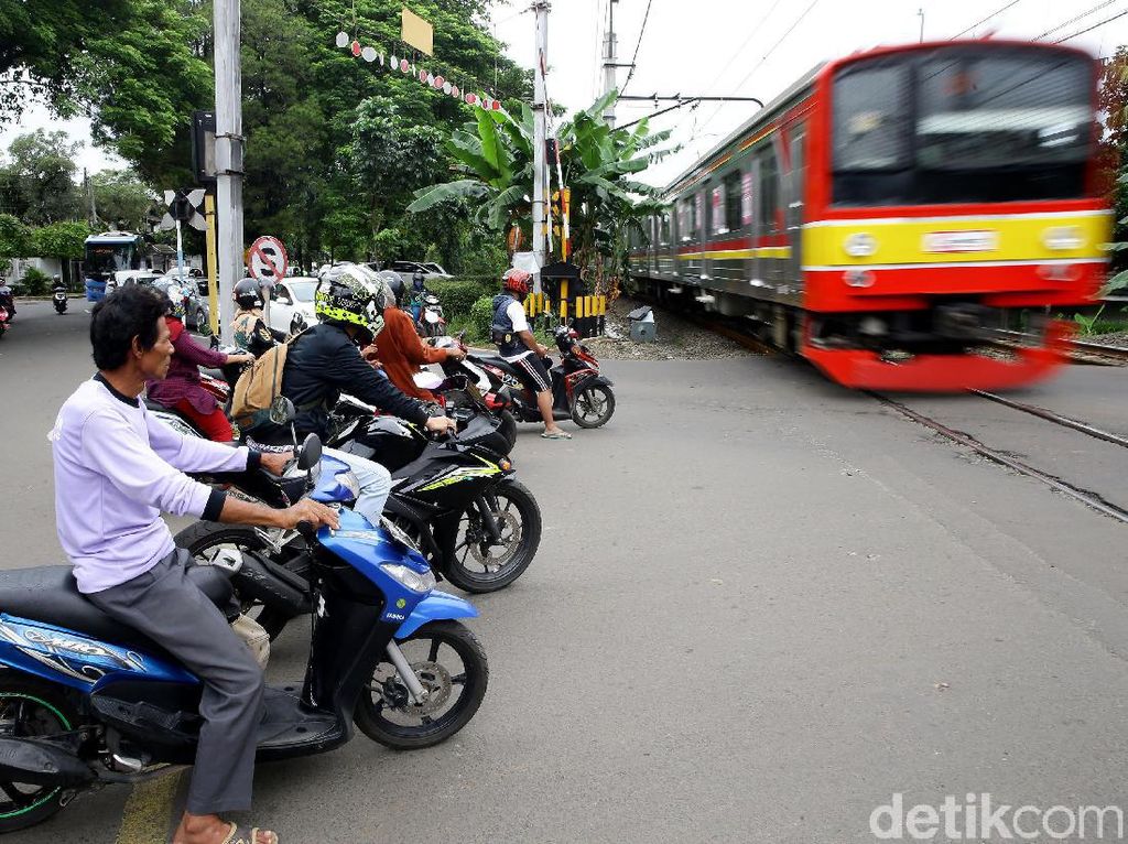 Palang Pintu KA Rusak Ancam Keselamatan Pengendara Palang Pintu KA Rusak Ancam Keselamatan Pengendara