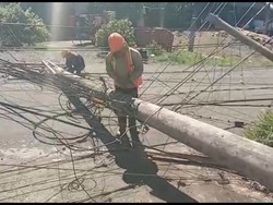 Tiang Listrik Tumbang di Mamuju, Kabelnya Tutupi Jalan