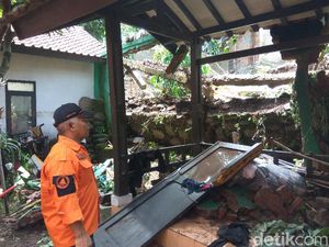 Air Bah Rusak 10 Rumah di Padalarang Bandung Barat