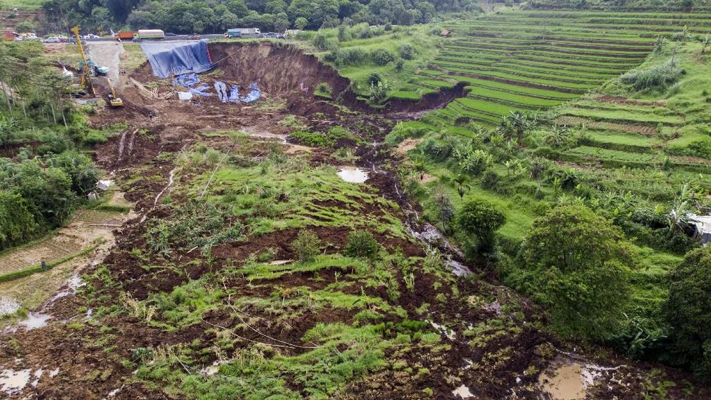 Penampakan Terkini Longsor Pinggir Tol Cipularang Penampakan Terkini Longsor Pinggir Tol Cipularang