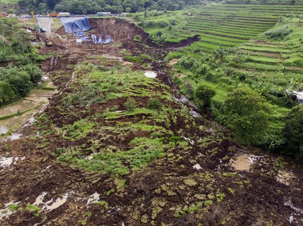 Penampakan Terkini Longsor Pinggir Tol Cipularang