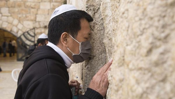 Umat Yahudi Ortodoks Gelar Doa Bersama untuk Pasien Corona